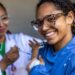 O Ministério da Saúde estendeu até dezembro de 2025 a vacinação contra o HPV para jovens de 15 a 19 anos. A meta é imunizar 7 milhões de adolescentes que perderam a dose entre os 9 e 14 anos.