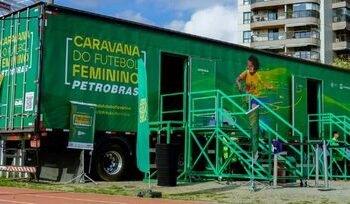 A TV Brasil, em parceria com a Petrobras, participa da Caravana do Futebol Feminino, que passa por 24 cidades para aproximar o público do esporte e estimular meninas a jogarem futebol, com atividades, oficinas e transmissões ao vivo.