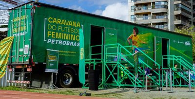 A TV Brasil, em parceria com a Petrobras, participa da Caravana do Futebol Feminino, que passa por 24 cidades para aproximar o público do esporte e estimular meninas a jogarem futebol, com atividades, oficinas e transmissões ao vivo.