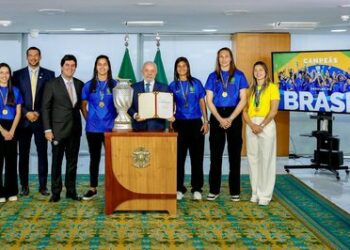 Lula recebeu a Seleção Brasileira de Futebol Feminino e anunciou projeto de lei para equiparar direitos ao futebol masculino, garantir profissionalização, apoiar atletas mães e criar a Universidade do Esporte.