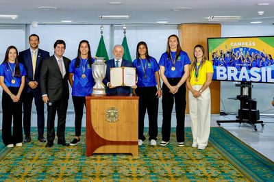 Lula recebeu a Seleção Brasileira de Futebol Feminino e anunciou projeto de lei para equiparar direitos ao futebol masculino, garantir profissionalização, apoiar atletas mães e criar a Universidade do Esporte.
