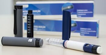 O SUS recebeu 321 mil novas canetas de insulina reutilizáveis. Até outubro, serão 2,5 milhões de unidades. Governo investe em produção nacional para garantir tratamento de pessoas com diabetes.