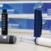 O SUS recebeu 321 mil novas canetas de insulina reutilizáveis. Até outubro, serão 2,5 milhões de unidades. Governo investe em produção nacional para garantir tratamento de pessoas com diabetes.
