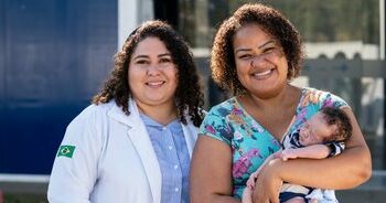 Ao longo de 35 anos, o SUS transformou a saúde da mulher no Brasil com avanços no pré-natal, parto humanizado, bancos de leite, dignidade menstrual e políticas de equidade.