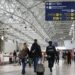 A aviação nacional completa 12 meses consecutivos de crescimento no transporte de passageiros. Em agosto de 2025, voos domésticos registram 8,7 milhões de viajantes, enquanto o mercado internacional alcança 2,4 milhões, totalizando 11,2 milhões de embarques, recorde histórico para o mês.