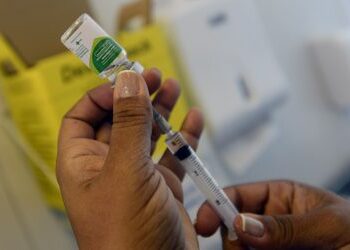 Boletim InfoGripe da Fiocruz mostra aumento de casos de influenza A e Covid-19 em Goiás e no Distrito Federal. Crescimento de SRAG é classificado como atípico.