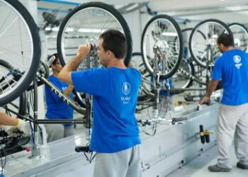 Polo Industrial de Manaus registra alta de 11,95% no faturamento e 9,28% nos empregos entre janeiro e julho de 2025, com destaque para produção de motocicletas, bicicletas, relógios e eletroeletrônicos.