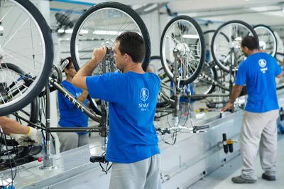 Polo Industrial de Manaus registra alta de 11,95% no faturamento e 9,28% nos empregos entre janeiro e julho de 2025, com destaque para produção de motocicletas, bicicletas, relógios e eletroeletrônicos.