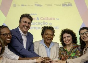 Ministérios da Educação e da Cultura anunciam iniciativa para financiar projetos de arte e cultura em escolas de tempo integral. Edital será aberto para adesão das secretarias estaduais de educação e cultura.