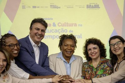 Ministérios da Educação e da Cultura anunciam iniciativa para financiar projetos de arte e cultura em escolas de tempo integral. Edital será aberto para adesão das secretarias estaduais de educação e cultura.