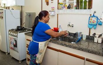 O Ministério do Trabalho inicia ação nacional para regularizar o FGTS de trabalhadores domésticos. Empregadores receberão avisos no DET a partir de 17/9, com prazo para regularização até 31/10/2025.