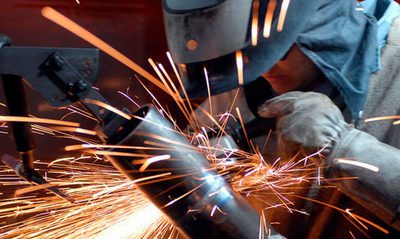 A produção industrial caiu 0,2% em julho, mantendo tendência negativa desde abril. Apesar disso, o setor registra alta de 1,1% no acumulado do ano e 1,9% em 12 meses, com destaque para produtos farmacêuticos e alimentícios.