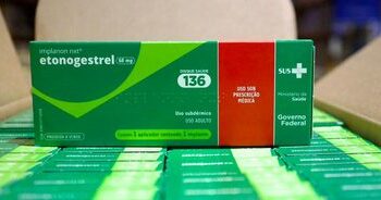 O SUS recebe primeiras unidades do Implanon, implante contraceptivo de longa duração. Serão distribuídas 1,8 milhão de unidades até 2026, com capacitação de profissionais de saúde em todo o país.