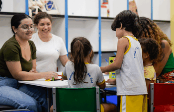 O Governo Federal, por meio do Ministério das Mulheres, lança 10 cuidotecas em Institutos Federais. Os espaços atendem crianças de 3 a 12 anos, apoiam mães estudantes e reduzem a evasão escolar, dentro do Plano Nacional de Cuidados.