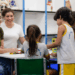 O Governo Federal, por meio do Ministério das Mulheres, lança 10 cuidotecas em Institutos Federais. Os espaços atendem crianças de 3 a 12 anos, apoiam mães estudantes e reduzem a evasão escolar, dentro do Plano Nacional de Cuidados.