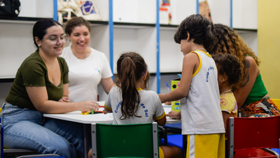 O Governo Federal, por meio do Ministério das Mulheres, lança 10 cuidotecas em Institutos Federais. Os espaços atendem crianças de 3 a 12 anos, apoiam mães estudantes e reduzem a evasão escolar, dentro do Plano Nacional de Cuidados.