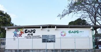 Os Centros de Atenção Psicossocial (CAPS) oferecem atendimento em saúde mental e para dependência de álcool e drogas pelo SUS. Conheça as modalidades, quem pode acessar e como funciona o serviço.