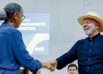 Presidente Lula implementa Programa União com Municípios e projeto Sanear Amazônia, com investimentos do Fundo Amazônia. Iniciativas visam reduzir desmatamento, restaurar florestas e garantir água potável a comunidades tradicionais.