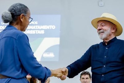 Presidente Lula implementa Programa União com Municípios e projeto Sanear Amazônia, com investimentos do Fundo Amazônia. Iniciativas visam reduzir desmatamento, restaurar florestas e garantir água potável a comunidades tradicionais.