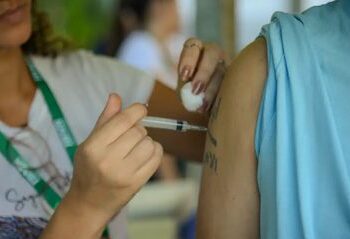 InfoGripe da Fiocruz aponta alta de SRAG em 10 estados do Brasil, destacando rinovírus em crianças e Covid-19 em adultos. Especialistas recomendam vacinação e uso de máscara.