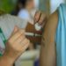 InfoGripe da Fiocruz aponta alta de SRAG em 10 estados do Brasil, destacando rinovírus em crianças e Covid-19 em adultos. Especialistas recomendam vacinação e uso de máscara.