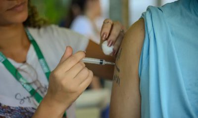 InfoGripe da Fiocruz aponta alta de SRAG em 10 estados do Brasil, destacando rinovírus em crianças e Covid-19 em adultos. Especialistas recomendam vacinação e uso de máscara.
