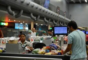 Levantamento da Conab e Dieese mostra queda no preço da cesta básica em 24 capitais em agosto de 2025. Arroz, feijão, tomate e carne bovina lideraram as reduções.