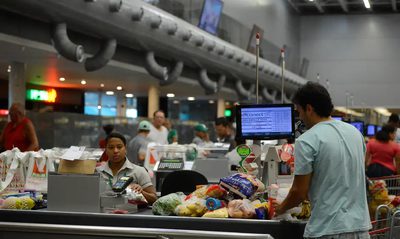 Levantamento da Conab e Dieese mostra queda no preço da cesta básica em 24 capitais em agosto de 2025. Arroz, feijão, tomate e carne bovina lideraram as reduções.