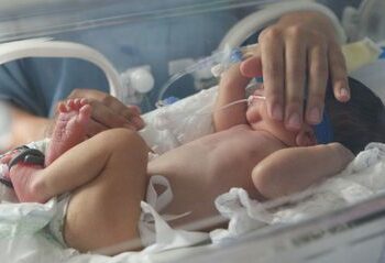 Presidente Lula sanciona a Lei nº 15.198/2025, criando o Novembro Roxo e ações de prevenção ao parto prematuro, cuidados neonatais e conscientização sobre prematuridade no Brasil.