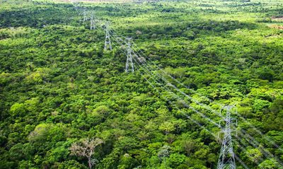 O presidente Lula acompanhou o início da operação do Linhão Manaus-Boa Vista, que conecta Roraima ao Sistema Interligado Nacional. A obra garante energia limpa, estável e economia de R$ 600 milhões por ano.