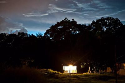 O Governo Federal lança aplicativo do programa Luz para Todos, facilitando o acesso à energia elétrica em áreas remotas e comunidades vulneráveis, incluindo indígenas e quilombolas.