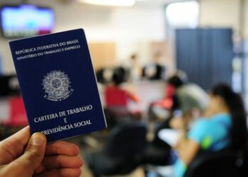 IBGE aponta que a renda média do trabalho no Brasil chegou a R$ 3.484 em 2025, alta de 3,8% em um ano. Massa salarial bate recorde de R$ 352,3 bilhões, impulsionada pelo aumento no emprego e nos rendimentos.