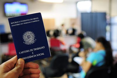 IBGE aponta que a renda média do trabalho no Brasil chegou a R$ 3.484 em 2025, alta de 3,8% em um ano. Massa salarial bate recorde de R$ 352,3 bilhões, impulsionada pelo aumento no emprego e nos rendimentos.