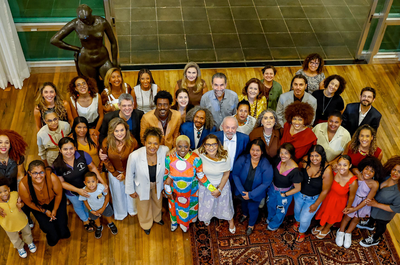 Cine Alvorada recebeu a exibição do filme A Melhor Mãe do Mundo, de Anna Muylaert, com a presença do presidente Lula, Janja, ministros, artistas e catadoras de recicláveis.