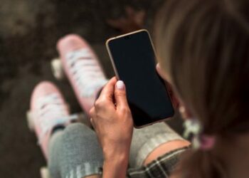 MDHC divulga diagnóstico inédito sobre violência sexual online contra crianças e adolescentes no Brasil. Estudo aponta desafios, lacunas e recomendações para proteger o público infantojuvenil.