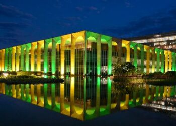 Itamaraty reage a ameaça dos EUA após condenação de Bolsonaro pelo STF. Ministério defende soberania nacional, independência do Judiciário e a democracia brasileira.