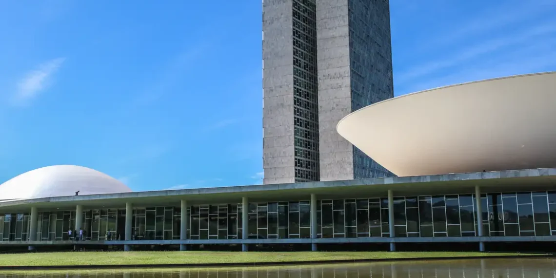 Projeto de Decreto Legislativo avança na Câmara e pode derrubar resolução do Conanda que garante diretrizes de aborto legal em crianças vítimas de violência sexual. Entidades alertam para retrocesso.