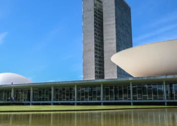 Projeto de Decreto Legislativo avança na Câmara e pode derrubar resolução do Conanda que garante diretrizes de aborto legal em crianças vítimas de violência sexual. Entidades alertam para retrocesso.