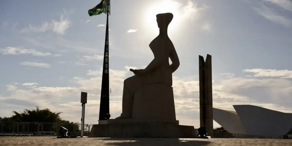 A Primeira Turma do STF continua o julgamento de Jair Bolsonaro e sete aliados pelo núcleo da trama golpista de 2022. Advogados apresentam sustentações, e penas podem superar 30 anos de prisão.
