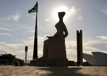 A Primeira Turma do STF continua o julgamento de Jair Bolsonaro e sete aliados pelo núcleo da trama golpista de 2022. Advogados apresentam sustentações, e penas podem superar 30 anos de prisão.