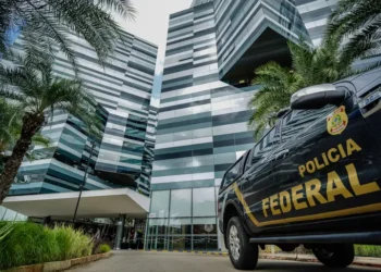 A Polícia Federal fechou 1.176 empresas de segurança privada clandestinas desde 2017. Operação resultou em prisões, apreensão de armas e reforço legal após novo estatuto.