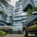 A Polícia Federal fechou 1.176 empresas de segurança privada clandestinas desde 2017. Operação resultou em prisões, apreensão de armas e reforço legal após novo estatuto.