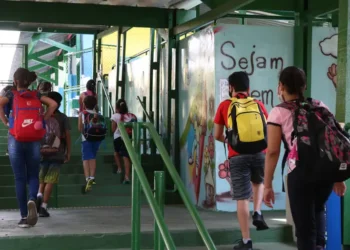 O Anuário Brasileiro da Educação Básica 2025 aponta desigualdades regionais na infraestrutura das escolas públicas. Norte e Nordeste sofrem mais com falta de esgoto, coleta de lixo e equipamentos de aprendizagem.