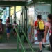 O Anuário Brasileiro da Educação Básica 2025 aponta desigualdades regionais na infraestrutura das escolas públicas. Norte e Nordeste sofrem mais com falta de esgoto, coleta de lixo e equipamentos de aprendizagem.