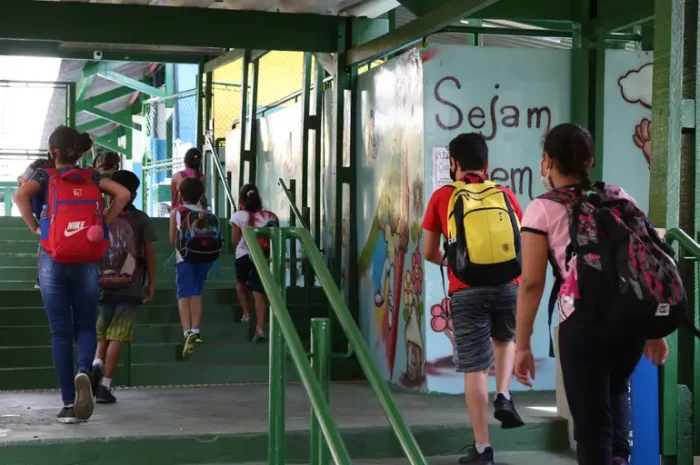 O Anuário Brasileiro da Educação Básica 2025 aponta desigualdades regionais na infraestrutura das escolas públicas. Norte e Nordeste sofrem mais com falta de esgoto, coleta de lixo e equipamentos de aprendizagem.