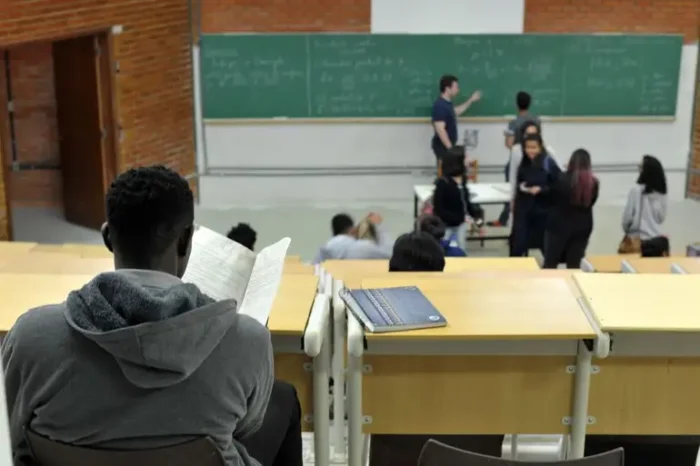 MEC e Capes abrem 7,8 mil vagas em mestrado e doutorado gratuitos para professores da rede pública. Inscrições vão até novembro em áreas como biologia, história e educação inclusiva.