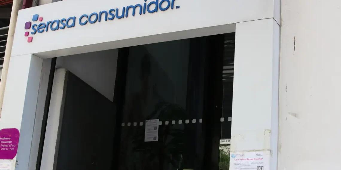 Nesta terça-feira (9), a Serasa permite negociar dívidas com até 99% de desconto em mais de 1,6 mil empresas. A ação inédita acontece online e em 6 mil agências dos Correios.