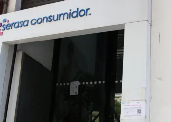 Nesta terça-feira (9), a Serasa permite negociar dívidas com até 99% de desconto em mais de 1,6 mil empresas. A ação inédita acontece online e em 6 mil agências dos Correios.