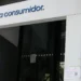 Nesta terça-feira (9), a Serasa permite negociar dívidas com até 99% de desconto em mais de 1,6 mil empresas. A ação inédita acontece online e em 6 mil agências dos Correios.