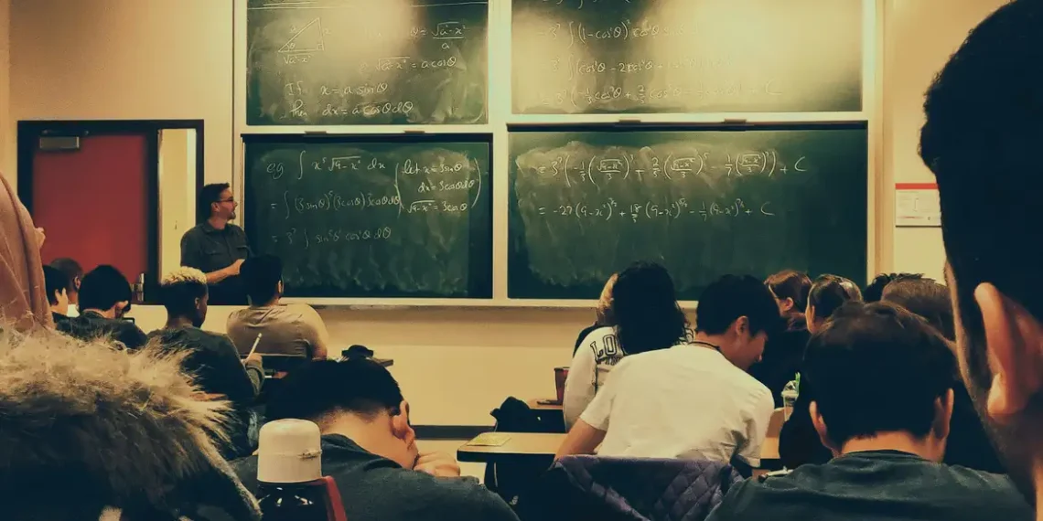 O MEC paga nesta segunda-feira (1º) a sexta parcela do programa Pé-de-Meia 2025. Cerca de 3,4 milhões de estudantes do ensino médio da rede pública receberão R$ 200.